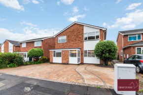 Guildford - 4 Bedroom House - Private Parking
